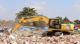 Foto : Alat berat dikerahkan untuk pembongkaran Pasar Ngawen, Kabupaten Blora