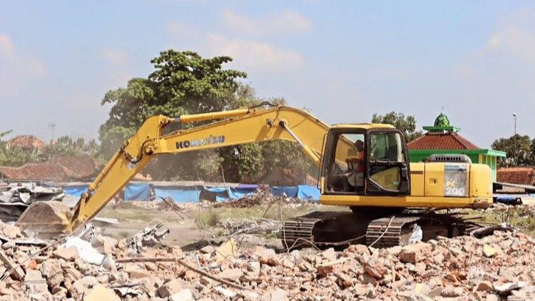 Foto : Alat berat dikerahkan untuk pembongkaran Pasar Ngawen, Kabupaten Blora