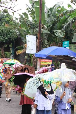 Kreatifitas Tanpa Batas, Parade Payung Hias Meriahkan Pawai Ramadhan di Alif Smart Surakarta