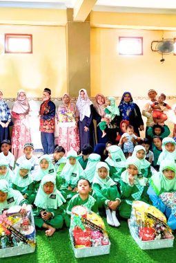 Tanamkan Empati Sejak Dini, TK Alif Smart Kunjungi Pesantren Yatim Balita Adhsa