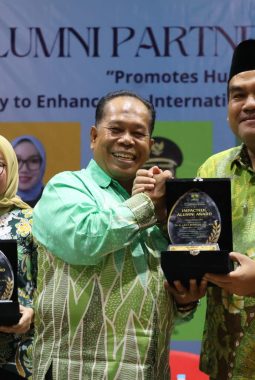 Bikin Bangga! Bupati Arief Rohman Sabet Penghargaan Bergengsi dari UNNES